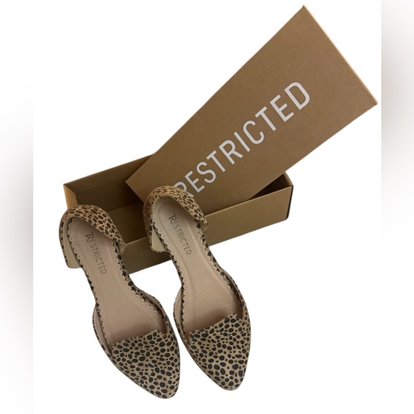 Restricted leopard print d'orsay flats pointed toe and scalloped edges Box EUC - Picture 2 of 4